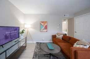 Bright and Green 2BR with Parking, Durham